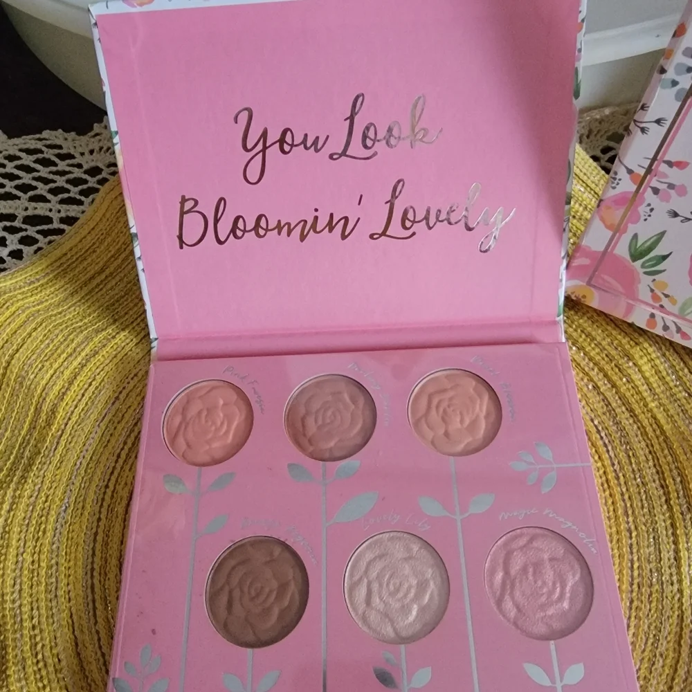 🎉❤️🎉HP -Bloomin' Blush Face Pallette